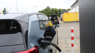 Auf dem Parkplatz des Edeka Embach-Marktes können nun bis zu vier E-Autos gleichzeitig laden.
