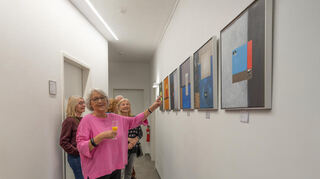 Gaby Brüggemann führt durch ihre Ausstellung
