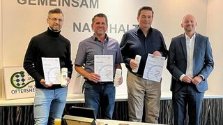 Bürgermeister Pascal Seidel (r.) kürte die drei besten Einzelsieger: Stephan Meissner, Christian Laier und Karsten Goldacker haben viele Kilometer mit dem Rad zurückgelegt.