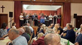 Der evangelische und katholische Chor singen gemeinsam und eröffnen das Abendprogramm in Plankstadt.