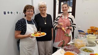 Ursula Richter (v.l.), Vorsitzende des Bazar-Ausschusses, mit den Ehrenamtlichen Christa Schröckenschlager und Jasmin Hildebrandt.