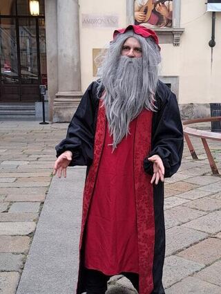 Durch Mailand lassen sich die Partner von einem Stadtführer leiten, der als Leonardo da Vinci auftritt.