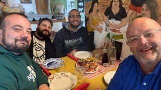 Mit ihren Gastfamilien genießen die Reilinger auch die italienische Küche.