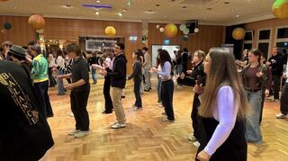 Ob Standard-Tanz oder Line-Dance - beim Tanz-Treff Thiele in Speyer wird seit 100 Jahren vermittelt, wie man sich gemeinsam bewegt. Heute ist das Tanzen individueller als 1925.