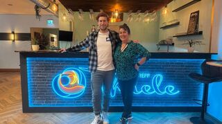 Ulla Kulik und ihr designierter Nachfolger Julius Michalczak vor der neuen Bar im Tanztreff Thiele in Speyer.