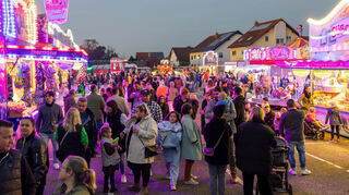 Bunte Lichter, Fahrgeschäfte und jede Menge Programm: Die Kerwe in Plankstadt lockt viele Besucher aus der Region an. Auch für 2025 ist viel geboten (Archivbild).