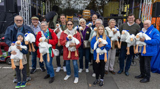 Gruppenfoto bei der Plänkschder Kerwegänse, bevor es losgeht: Direkt nach der Eröffnung werden die Kuscheltier-Gänse für einen guten Zweck verkauft - wie auch schon im vergangenen Jahr (Archivbild).