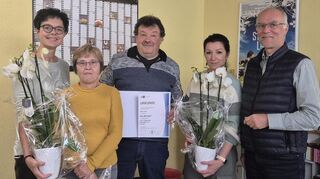 Margarete (l.) und Dieter Hopf (r.) ehren drei Mitarbeiter für ihre Treue zum Unternehmen.