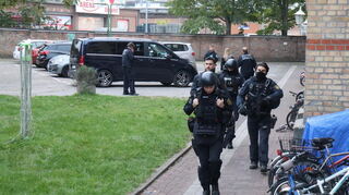 Bei einem größeren Polizeieinsatz in Mannheim-Gartenstadt wurden am frühen Freitagabend Polizeibeamte in die Waldstraße gerufen. Es kam zu einer Bedrohungslage.