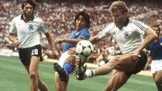 Der deutsche Fußballnationalspieler und Profi des 1. FC Kaiserslautern, Hans-Peter Briegel (am Ball), während des WM-Finales am 11. Juli 1982 im Santiago-Bernabeu-Stadion von Madrid. Italien gewann damals mit 3:1.