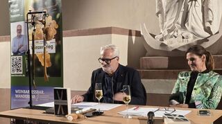Lesung im Kaisersaal: Autor Uwe Ittensohn und Moderatorin Constanze Gröger unterhalten rund 120 Zuhörer.