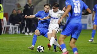 Der FC-Astoria Walldorf - hier Yannick Thermann (l.) gegen den Trierer Noah Herber- schlägt auch die Eintracht.