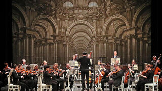 Das Philharmonisches Orchester Heidelberg unter der Leitung von Junyoung Kim beweist Können im Rokokotheater in Schwetzingen.