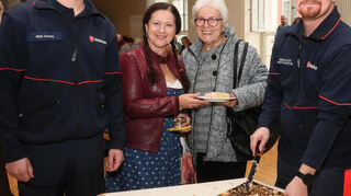 Erik Handl (v.l .), Ludmila Hertel, Elisabeth Fichtner und Niklas Ott sorgen dafür, dass die "Danke-Torte" mit der Struktur des bisherigen Dekanats Wiesloch reichlich Abnehmer findet.