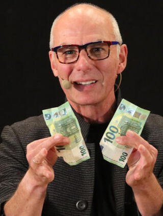 Magier Ralf Gagel macht aus 5 Euro im Handumdrehen 200 Euro - leider nur einmal.