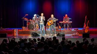 Die Erfurter Band begeistert ihr Hoggemer Publikum in der Stadthalle.