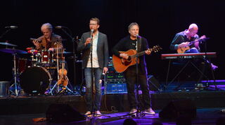 Als „Simon & Garfunkel Revival-Band“ bereiten Ingo Kaiser (v. l.), Guido Reuter, Michael Frank und Sebastian Fritzlar dem Publikum einen klangvollen Abend als Zeitreise in die 1960er und die Anfänge der 1970er Jahre.