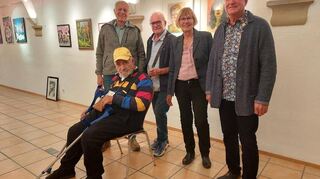 Zeigen noch bis 2. November ihre Werke im Gewölberaum: Heinz Claßen (v.l.), Winfried Rauscher, Waltraud Jehn, Wolfram Gothe und Anton Strobel (vorne sitzend). Es fehlt Karl Megerle.