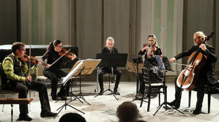 Das Minguet Quartett spielt im Jagdsaal des Schwetzinger Schlosses. Zu hören ist die Uraufführung "im flackernden Kerzenschein" von Komponistin Alexandra Filonenko.