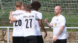 Eppelheim freut sich über den knappen Sieg gegen Nußloch: Dennis Geißelmann (r.) schießt dabei das 1:0.