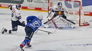 Mannheims Yannick Proske (blau) versucht hier Münchens Torwart Simon Wolf zu überwinden.