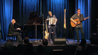 Er ist seit Jahrzehnten Stammgast im Hockenheimer Pumpwerk: Paul Milns (l.), hier bei seinem Konzert im Februar 2023 mit Ingo Rau (M.) und Butch Coulter.