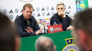 Bundestrainer Julian Nagelsmann (l) und Verteidiger Nico Schlotterbeck bei der Pressekonferenz vor dem Nordirland-Spiel.