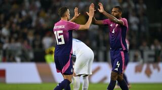 Zwei, die sich verstehen auf dem Platz: Nico Schlotterbeck (l) und Jonathan Tah.