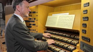 Jochen Steuerwald beim Konzert an der Kleuker-Orgel der Speyerer Gedächtniskirche.