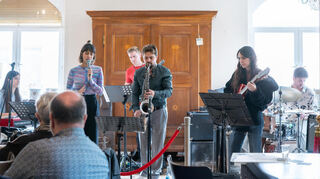 Carli Kream Band im Blauen Loch: Juliana Saib (Keyboard) (v. l.), Clara de Farias (Gesang), Simon Zauels (Bass), Carl Krämer (Saxofone), Natalia Rose (Gitarre) und Jakob Dinnebier (Drums).