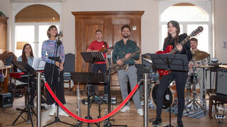 Carli Kream Band im Blauen Loch: (v.l.) Juliana Saib (Keyboard), Clara de Farias (Gesang), Simon Zauels (Bass), Carl Krämer (Saxofone), Natalia Rose (Gitarre) und Jakob Dinnebier (Drums)