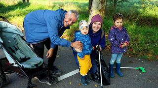 Kirsten und Ingmar Kunz mit Lene (3) und Johann (2) gehörten zur Gruppe des Waldkindergartens in Rohrhof und sammelten rund um den Friedhof.