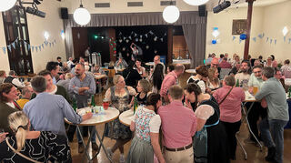 Zünftiges Beisammensein bei „Kerwe meets Oktoberfest“ im vergangenen Jahr.