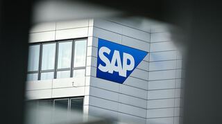 Das Logo von SAP an einem Firmengebäude.