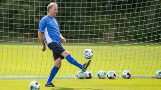 Peter Neururer, mit Trainerstationen auf Schalke oder in Köln, sieht die Entlassungen von Chefcoaches in der Bundesliga kritisch.