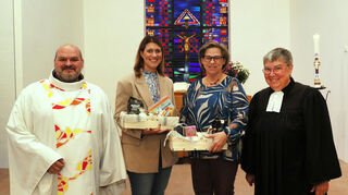 Mit einem ökumenischen Gottesdienst unter dem Motto „Heimat für alle“ vollzieht die kirchliche Sozialstation Hockenheim in der evangelischen Kirche Altlußheim offiziell den Wechsel in der Hospizleitung. Pastoralreferent Thorsten Gut (v. l.) und Pfarrerin i.R. Esther Kraus rahmen die neue Leiterin Jasmin Ulrich und ihre Vorgängerin Britta Schäfer ein.