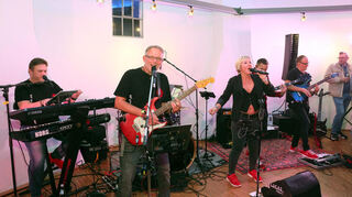 Musik an einem außergewöhnlichen Ort: die Band "Pusch" bei ihrem Auftritt im Wasserturm bei der Hockenheimer Nacht der Musik im Oktober 2024.