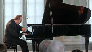 Mozartfest: Klavierrecital mit Roberto Prosseda im Jagdsaal des Schwetzinger Schlosses.