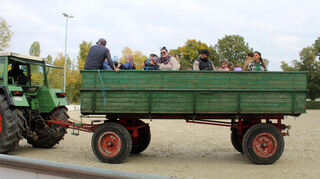 Das Traktorfahren im Anhänger bei den Reitern bereitet Jung und Alt Freude.