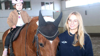Die kleine Romy aus Plankstadt freut sich riesig über das Ponyreiten, genau wie die Helferin.