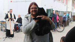 Ungewöhnliche Bilder auf dem Vereinsgelände: Sabine Brückele aus Schwetzingen freut sich auf die Segnung ihres Katers Toni.