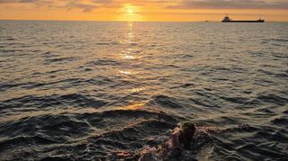 Das Team um Nikolai Schäfer startet mit der Durchquerung des Ärmelkanals um vier Uhr morgens und schwimmt in den Sonnenaufgang.