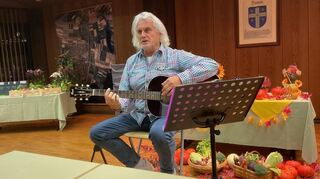 Unterhaltsam mit Humor, Stimme und Gitarre: Thomas Rotfuß erntet viel Applaus mit seinem Auftritt bei den Landfrauen.