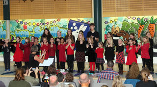 Der Gesang kommt nicht zu kurz beim Ensemblekonzert der Musikschule Hockenheim in der Aula der Friedrich-von-Schiller-Schule Reilingen: Kinderchor „AufTakt“, Jugendchor und Kinderchor des Madrigalchors Hockenheim unter der Leitung von Martina Rothbauer in Aktion.