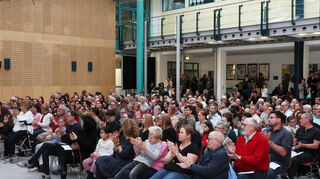 Qualität spricht sich herum: Die Aula der Friedrich-von-Schiller-Schule Reilingen ist beim Konzert bis auf den letzten Platz gefüllt.