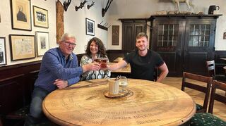 Stoßen auf den Erhalt des Schwarzamsel-Charakters an: Gerd (v. l.) und Helga Gronau und ihr Nachfolger Florian Kocher am Jägerstammtisch der Traditionsweinstube.