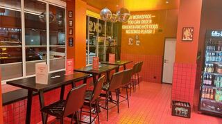 Ganz schön grell hier im „Chicks and Dogs - La Chickeria“ in der Mannheimer Innenstadt.
