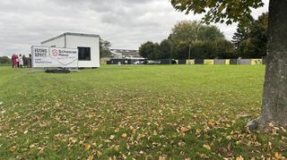 Auf dieser bislang ungenutzten Wiese am Harbigweg im Stadtteil Kirchheim wird der Wohnpark entstehen.