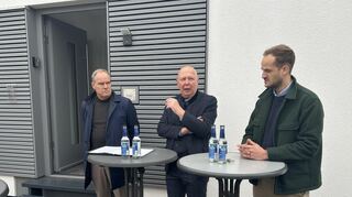 Heidelbergs Oberbürgermeister Eckart Würzner mit den beiden Projektentwicklern Achim Pätzold und Fabian Müller (v.l.) vor dem Tiny-House-Mustermodul.