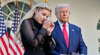 Erika Kirk nimmt die von Präsident Donald Trump posthum verliehene US-Freiheitsmedaille anstelle ihres getöteten Mannes Charlie Kirk entgegen.